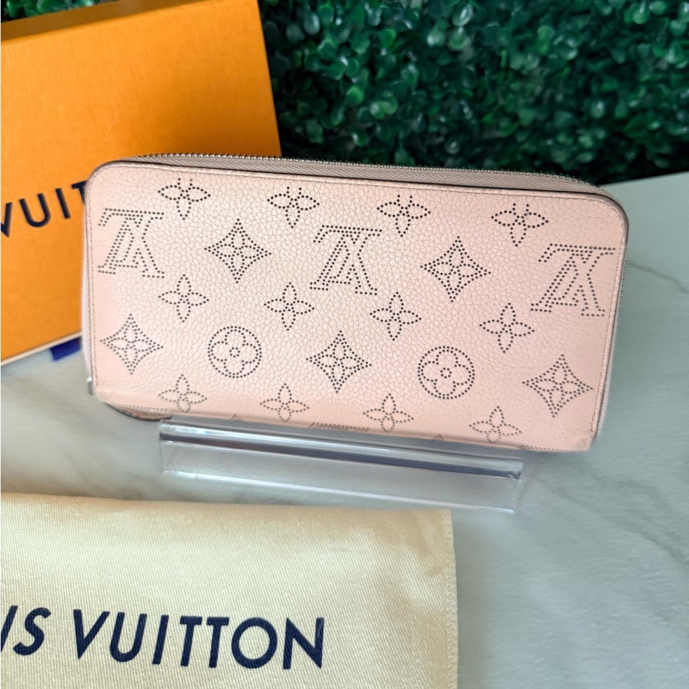 Louis Vuitton Pink Mahina Monogram Zipped Continental Wallet Authentic - Picture 4 of 10